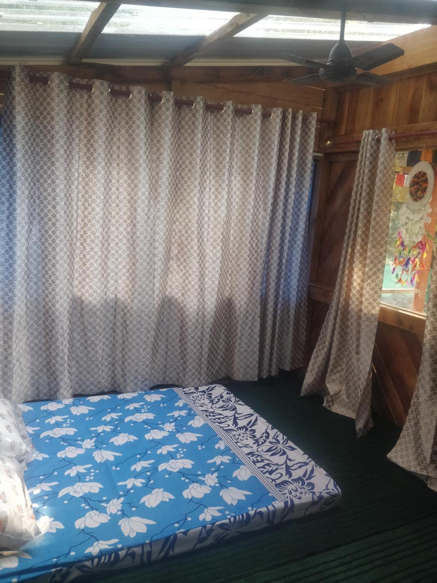 Shanti People Huts & Camp Kasol Bilik gambar