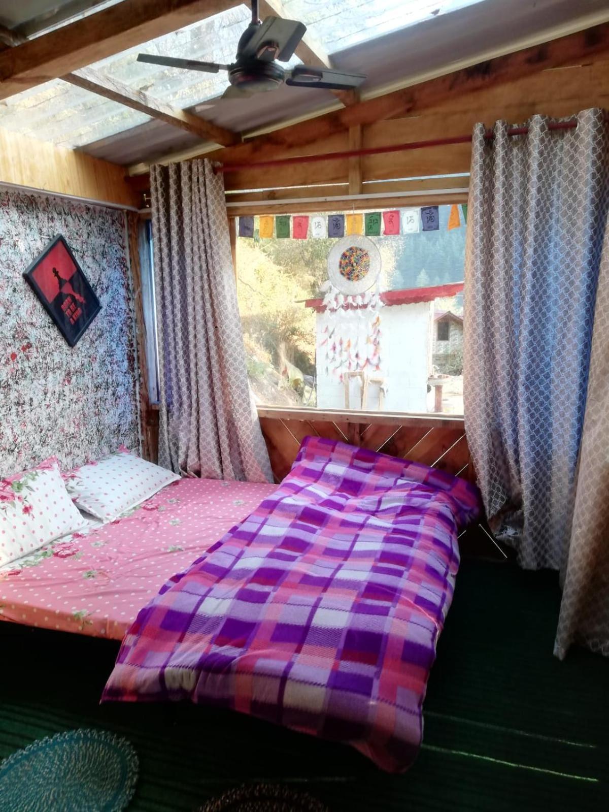 Shanti People Huts & Camp Kasol Bilik gambar