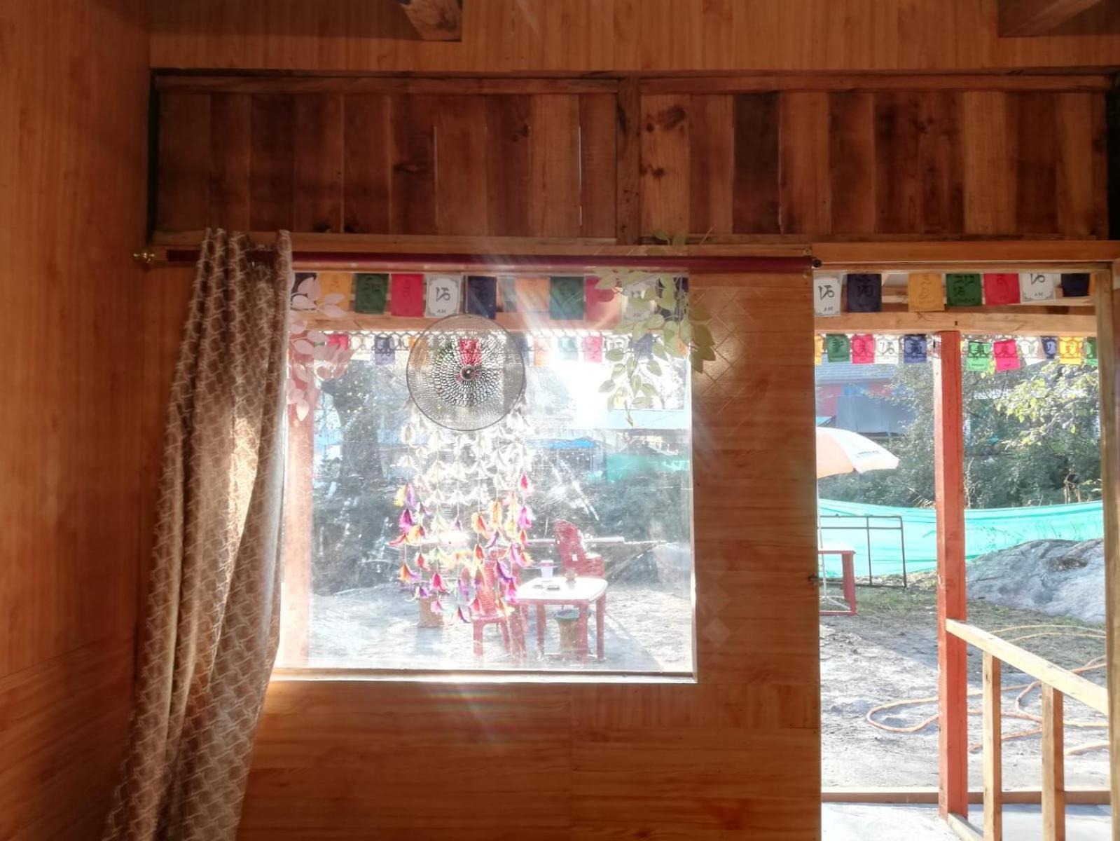Shanti People Huts & Camp Kasol Bilik gambar