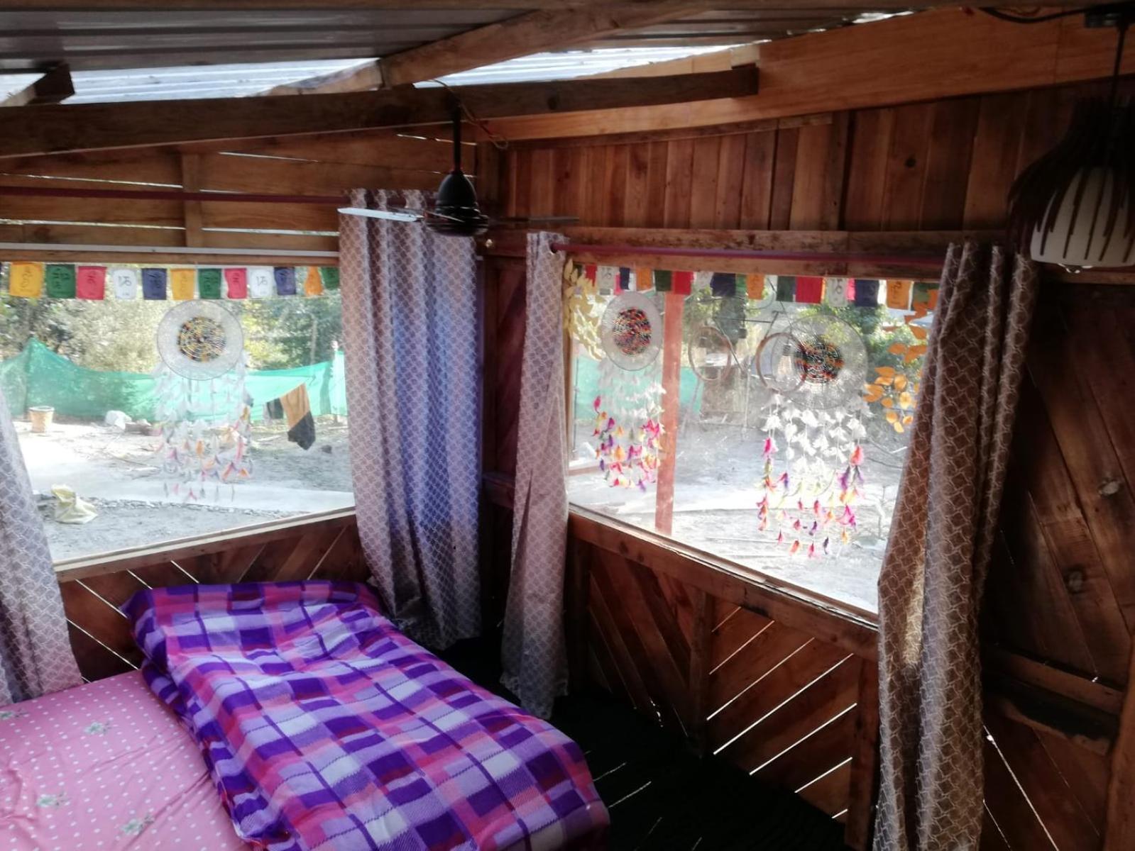Shanti People Huts & Camp Kasol Bilik gambar
